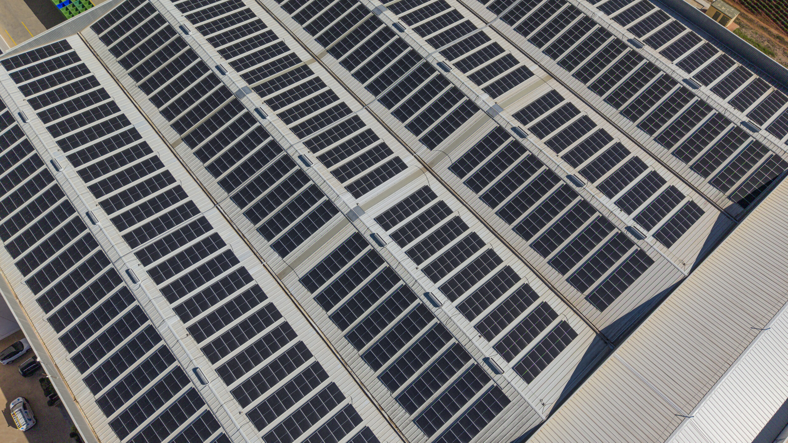 instalacion-paneles-solares-cubierta-industrial-ciky-oro