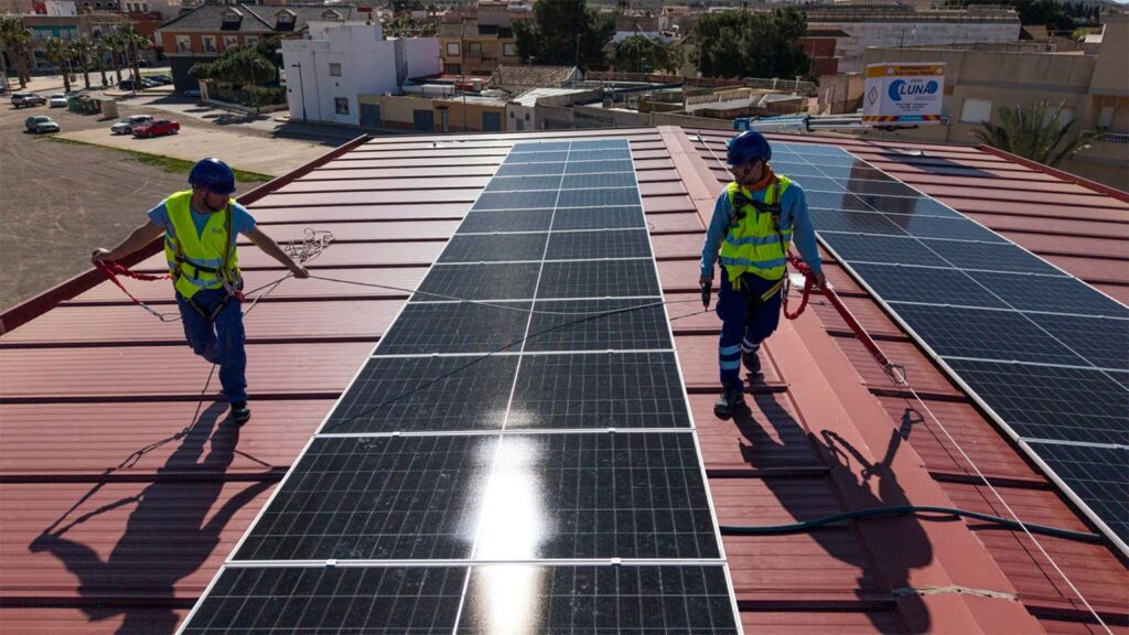 Instalación de paneles fotovoltaicos en cubierta industrial