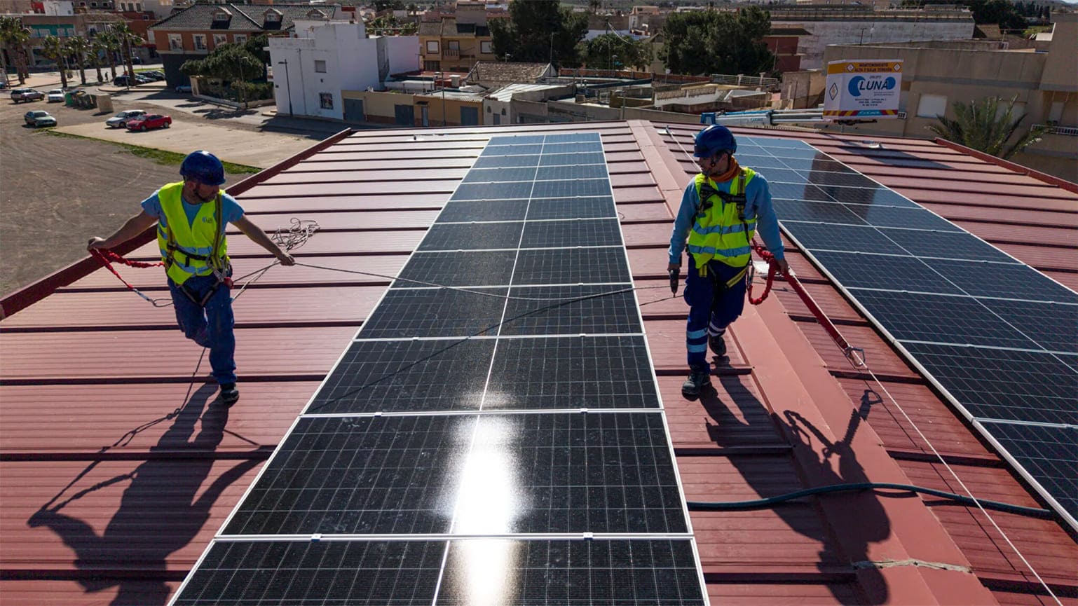 Instalaci&oacute;n de paneles fotovoltaicos en cubierta industrial