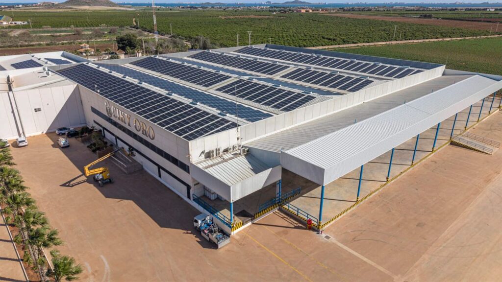 Vista aérea de instalación de autoconsumo fotovoltaico industrial 1.035 kWp en nave de Ciky Oro, Murcia, por Grupo Luna